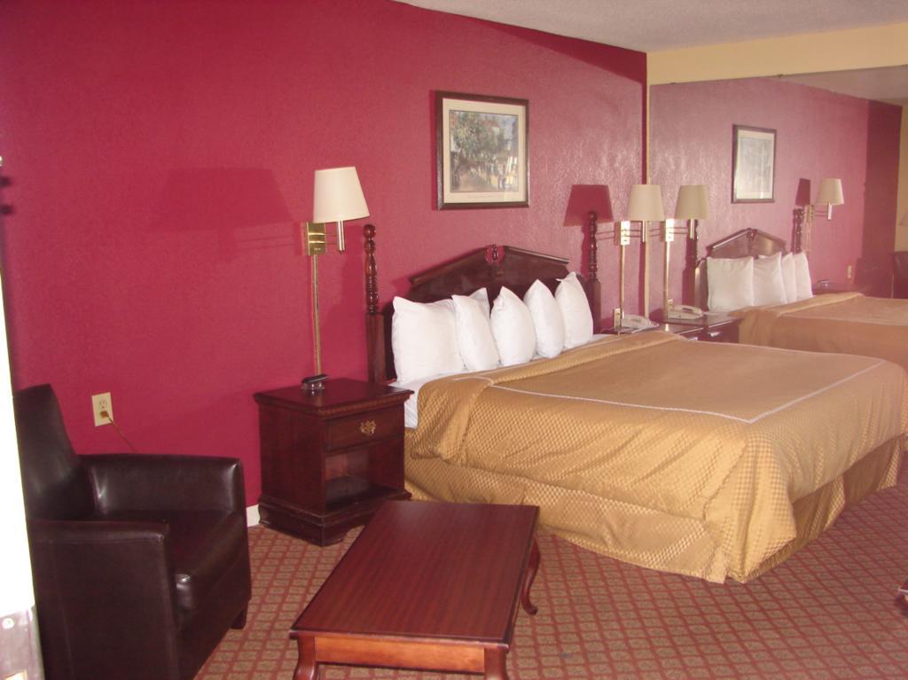 Royal Inn - אניסטון מראה חיצוני תמונה